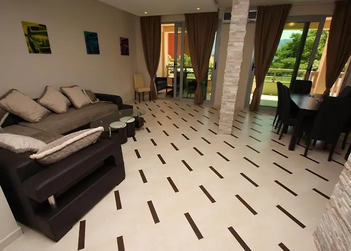 Budva hotels near Statua Ballerina